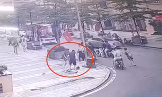Hà Nội: Yêu cầu người đàn ông hành hung bé trai ở khu chung cư ra trình diện