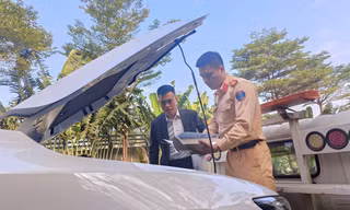 Ngày cuối giảm thuế trước bạ, CSGT hướng dẫn tận tình người dân đến đăng ký ô tô