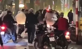 [CLIP] Nhóm thanh niên hỗn chiến trong đêm gây náo loạn ở Hà Nội