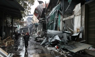 Hiện trường đổ nát tại dãy cửa hàng đồ gỗ, nhà xưởng sau vụ cháy lớn ở Hà Nội