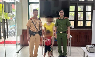 Xúc động hình ảnh cảnh sát giúp đỡ người già, cháu nhỏ đi lạc đoàn tụ gia đình trong dịp nghỉ lễ