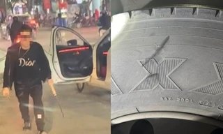 Tạm giữ tài xế ô tô Mazda cầm dao chém rách lốp xe buýt trên đường 