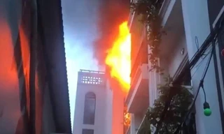Lửa cháy ngùn ngụt tại tầng 3 ngôi nhà ở Hà Nội