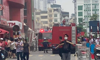 Khói nghi ngút trong BigC Thăng Long, nhiều người hốt hoảng bỏ chạy