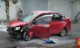 Hà Nội: Người đàn ông đốt ô tô sau va chạm giao thông