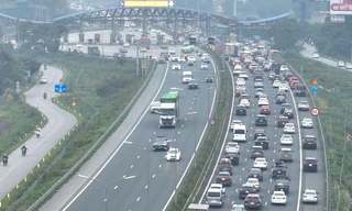Phương tiện rời Hà Nội tăng cao, ùn dài trước trạm thu phí cao tốc Pháp Vân - Cầu Giẽ