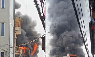 Cháy nhà, khói đen bốc cao hàng chục mét 