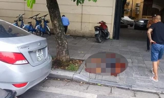 Người đàn ông bị chém gục trên vỉa hè ở Hà Nội