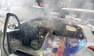 Hà Nội: Ô tô bốc cháy ngùn ngụt trên đường Láng