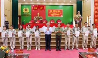 Phó Thủ tướng Nguyễn Hòa Bình trao giấy chứng nhận đặc xá cho phạm nhân tại Ninh Bình