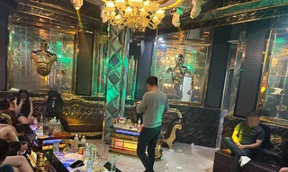 Hàng chục 'dân chơi' và 'gái dịch vụ' phê ma túy trong quán hát