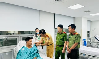 Đại úy CSGT bị tài xế xe ba bánh tự chế đâm trọng thương 