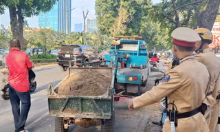 Công an Hà Nội tuyên truyền, xử lý xe thương binh, xe ba bánh tự chế vi phạm luật giao thông 