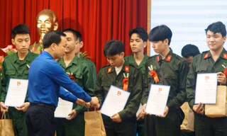 Thanh niên Hà Nội viết đơn lên đường nhập ngũ