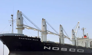 Tàu đâm chìm sà lan, ba người mất tích