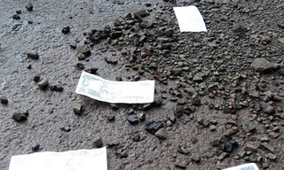 Tiền thật rải đầy đường