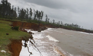 Biển xâm thực nuốt đường dân sinh