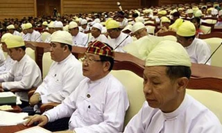 Quang cảnh phiên họp Quốc hội Myanmar ngày 23-4-2012.