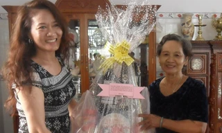 Tặng quà cựu cán bộ ngành tư pháp