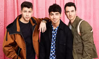 Bắt tay với Karol G, Jonas Brothers lộ rõ tham vọng tấn công thị trường nhạc Latin?