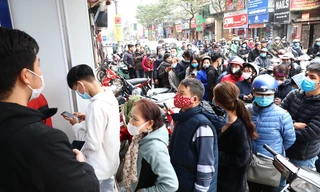 Người dân Hà Nội xếp hàng nhiều giờ chờ mua khẩu trang đúng giá