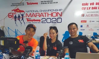 Anh Phạm Thúc Trương Lương (bên phải) cùng 2 đồng nghiệp: nhà báo Nguyễn Đạt và Hương Quỳnh trong cabin bình luận trực tiếp Tiền Phong Marathon 2020 tại Lý Sơn, Quảng Ngãi