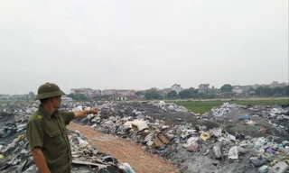 Xỉ thải được đổ ra cánh đồng tại làng Mẫn Xá Ảnh: Võ Hóa