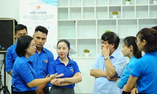 Chị Nguyễn Thị Thu Vân, Trưởng Ban Thanh niên nông thôn T.Ư Đoàn (ngoài cùng, bên trái) trao đổi về chương trình Mỗi xã một sản phẩm với đại biểu tham dự tập huấn. ẢNH: NVCC