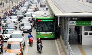 Xe buýt nhanh trên tuyến đường Lê Văn Lương - Hà Nội Ảnh: Ngọc Châu