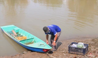Chiếc xuồng làm phương tiện vận chuyển hàng hóa