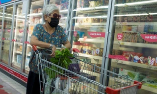 Một phụ nữ mua sắm trong siêu thị ở Bắc Kinh, Trung Quốc, ngày 13/8 Ảnh: Reuters 