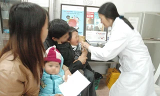 Tiêm phòng cho trẻ ở Hà Nội Ảnh: hồng vĩnh