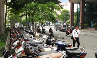 Vỉa hè nhiều tuyến đường khu vực trung tâm TPHCM bị tái chiếm làm bãi xe thu tiền