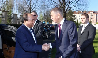 Thủ tướng Cộng hòa Séc Andrej Babis chủ trì lễ đón Thủ tướng Nguyễn Xuân Phúc Ảnh: TTXVN 
