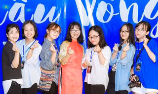 Nguyễn Thu Huyền (thứ ba từ phải sang) cùng các thành viên trong nhóm tổ chức chương trình thiện nguyện tại Trung tâm Nuôi dưỡng người có công và Bảo trợ xã hội tỉnh Bắc Ninh Ảnh: NVCC