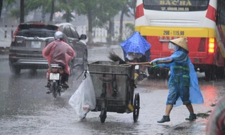 Công nhân môi trường thường không được nghỉ những ngày lễ. Dù nắng gắt hay mưa giông, bão tố, họ vẫn phải đi làm để đảm bảo tiến độ thu dọn rác trên địa bàn. Ảnh: Trường Phong