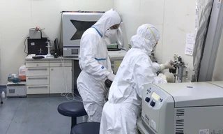 Các nhà khoa học Việt Nam nghiên cứu virus gây bệnh COVID – 19 ảnh: Thái Hà