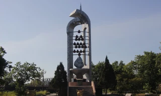 Tượng đài Mai Quốc Ca ở Bắc cầu Thạch Hãn