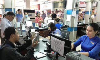 Người dân mua vé tàu tết tại ga Sài Gòn