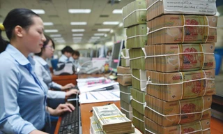 Tiền lòng vòng đi ra khỏi ngân hàng vào kho bạc rồi lại quay về gửi chính các nhà băng 