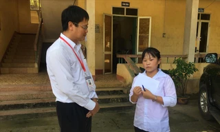 Thứ trưởng Lê Hải An hỏi thăm động viên em Lý Thị Ban tại điểm thi trường THPT Nà Giàng, huyện Hòa An, Cao Bằng tại kỳ thi THPT quốc gia 2019 ảnh: NGHIÊM HUÊ 