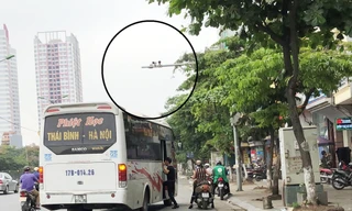 Cả rừng camera giao thông trên đường Giải Phóng đoạn trước bến Giáp Bát nhưng xe khách vẫn vô tư bắt khách bên dưới Ảnh: A.Trọng