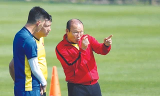 HLV Park Hang Seo đang chỉ đạo chiến thuật