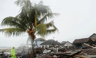 Ngày 26/12, người dân Indonesia thu dọn đống đổ nát bên bờ biển Sumar, tỉnh Banten ảnh: Getty Images