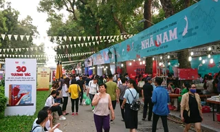 Các gian hàng sách tại công viên Thống Nhất trong ngày hội sách Việt Nam ảnh: Như Ý