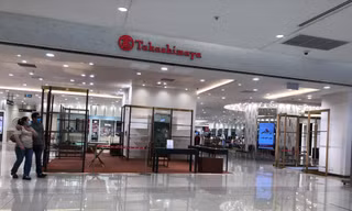 Trung tâm thương mại vừa tái kinh doanh nhưng vẫn... chợ chiều