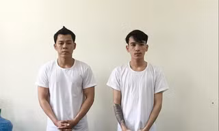 Lê Văn Hoàng (trái ảnh) và Lê Hoàng Phi - hai đối tượng cầm đầu đường dây sản xuất bằng giả và tang vật vụ án.