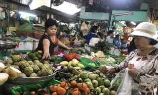 Giá rau xanh, trái cây tươi tại nhiều chợ tăng giá