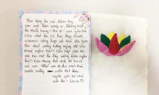 Bức thư và khăn tay bé Lavie gửi cho bố mình. Ảnh: T.A.V 