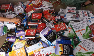 Người mua sách được khuyến cáo tìm đến các địa chỉ uy tín để tránh mua phải sách giả, sách lậuẢnh: KỲ SƠN